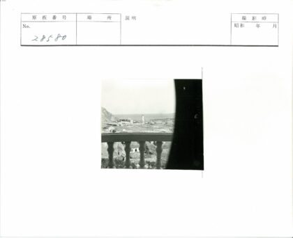 海岸城镇建筑与高塔俯瞰海景.jpg