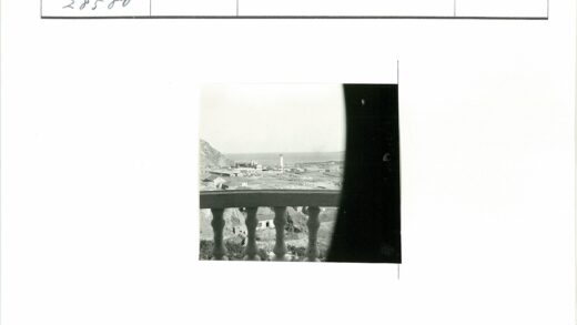 海岸城镇建筑与高塔俯瞰海景.jpg