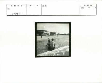 海岸小船与沙滩游人.jpg