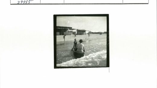 海岸小船与沙滩游人.jpg