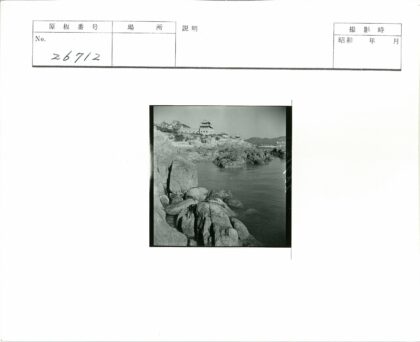 海岸岩石与中式古建风光.jpg