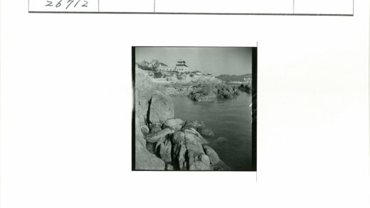 海岸岩石与中式古建风光.jpg