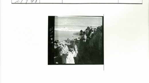 海岸岩石与海浪.jpg