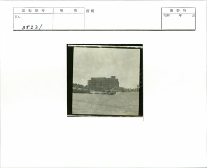 海岸岩石旁的多层建筑.jpg