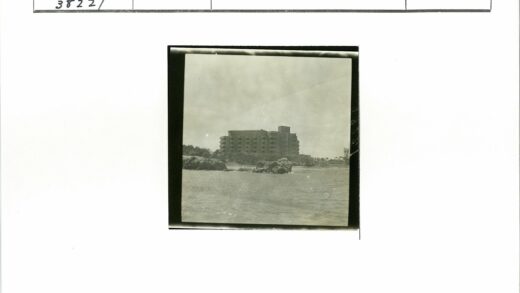 海岸岩石旁的多层建筑.jpg