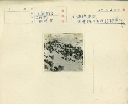 海岸工人与木桶的岩石滩聚集.jpg
