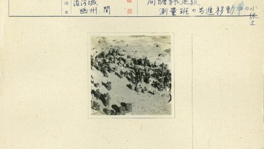 海岸工人与木桶的岩石滩聚集.jpg