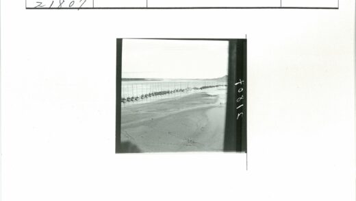 海岸帆船沙滩山丘风景.jpg