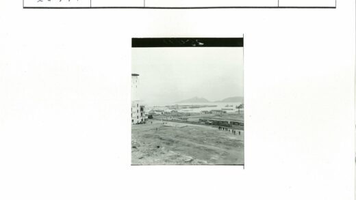 海岸建筑群与船只风光.jpg