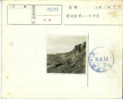 海岸悬崖与空旷海滩景观.jpg
