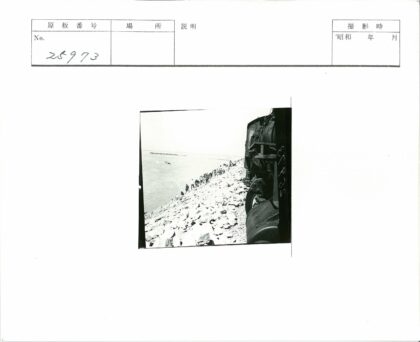 海岸散步与远处小船.jpg