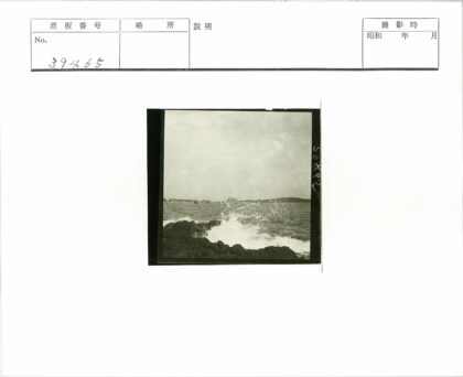 海岸线与船只的岩石海浪.jpg