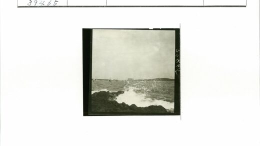 海岸线与船只的岩石海浪.jpg