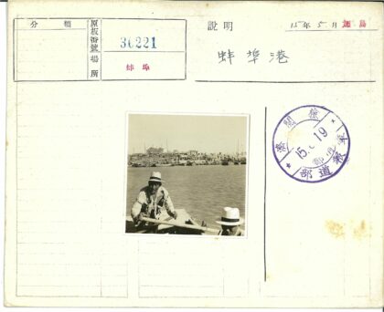 海岸线划船戴帽男子.jpg