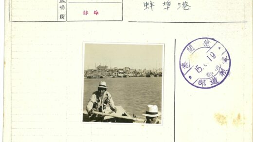 海岸线划船戴帽男子.jpg