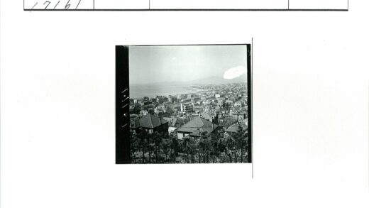 海岸线古镇建筑与远山风景.jpg