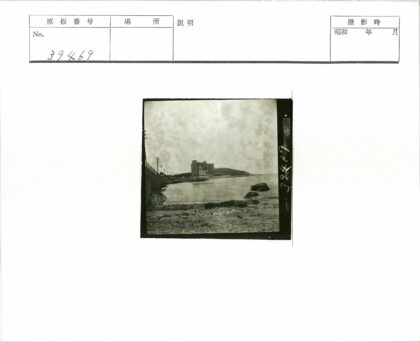 海岸线岩石与远山建筑景观.jpg