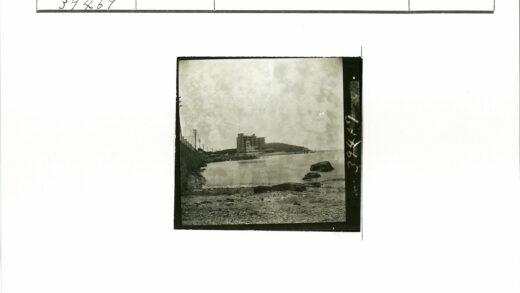 海岸线岩石与远山建筑景观.jpg