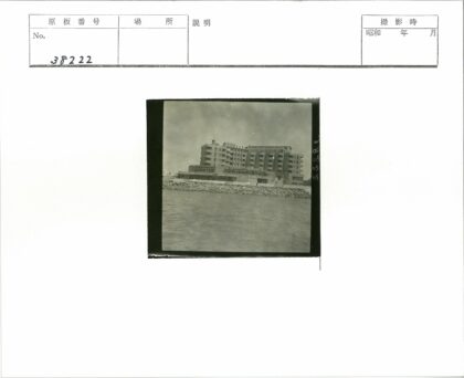海岸线旁的多层建筑.jpg
