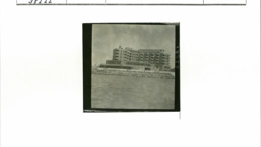 海岸线旁的多层建筑.jpg
