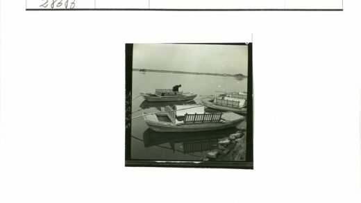 海岸线木船与多云天空景色.jpg