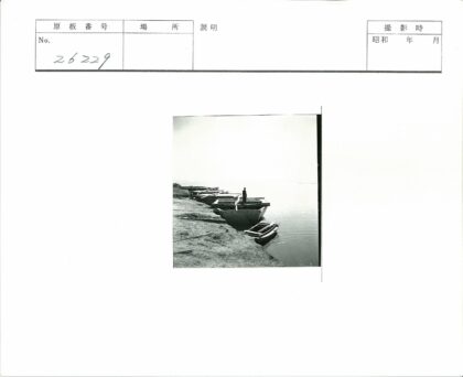 海岸线木船晴空背景.jpg