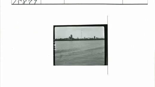 海岸线水域与塔楼风光.jpg