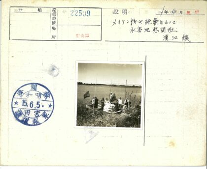海岸线满载麻袋与旗帜的船只.jpg