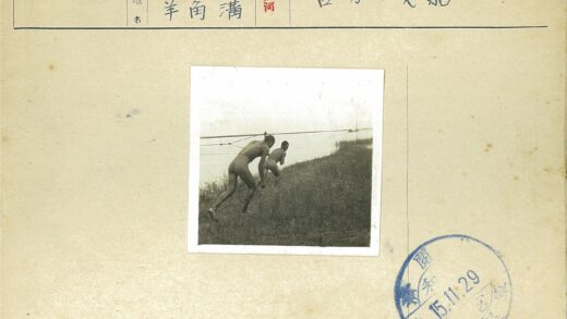 海岸裸奔男子与远方船只.jpg