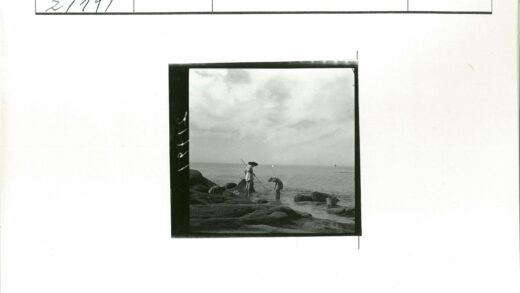 海岸边捕鱼的三人.jpg