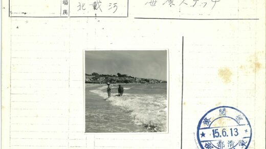 海岸边的人与马漫步.jpg