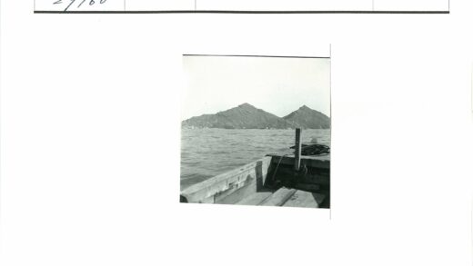 海洋木船与岩石山远景.jpg