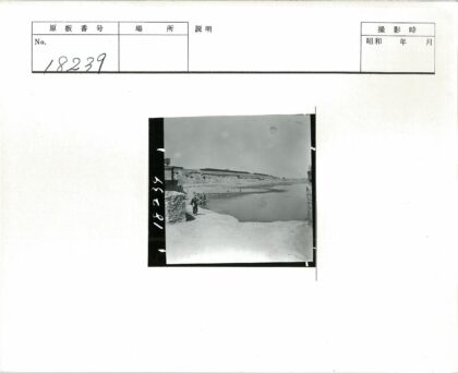 海滨人群与山水建筑风光.jpg