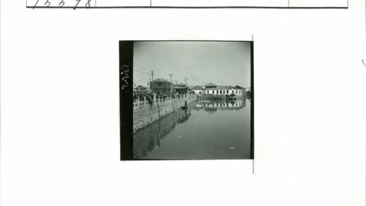 海滨人群与瓦顶建筑风光.jpg