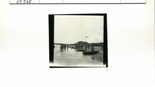 海滨休闲时光与帆船风景.jpg