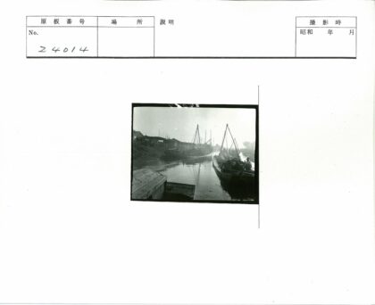 海滨停泊船只与建筑倒影.jpg