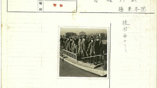海滨制服人员木船合影.jpg