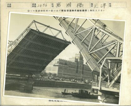 海滨吊桥与建筑风光.jpg