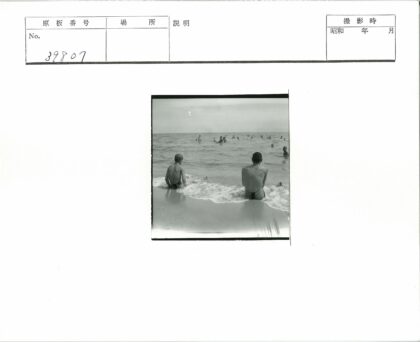 海滨夏日游泳人群.jpg