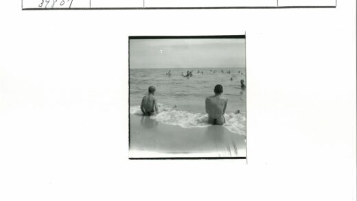 海滨夏日游泳人群.jpg
