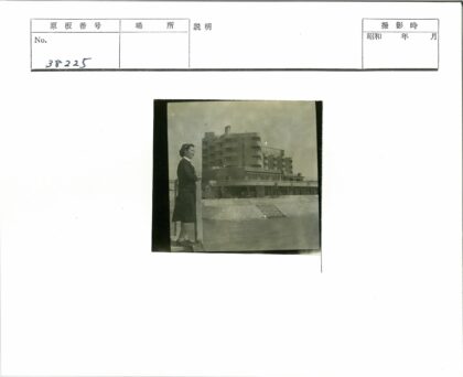海滨妇女远眺多层建筑.jpg