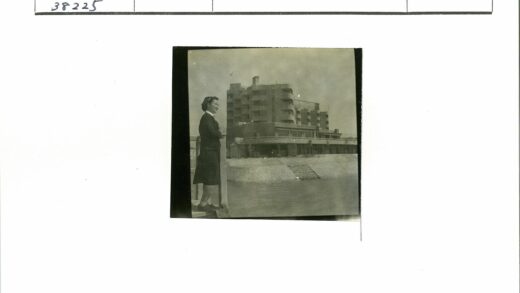 海滨妇女远眺多层建筑.jpg