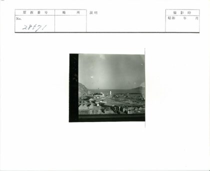 海滨小镇灯塔与瓦顶建筑风光.jpg