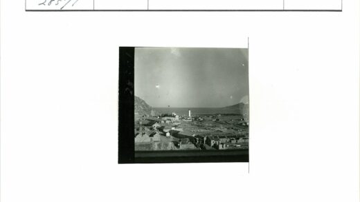海滨小镇灯塔与瓦顶建筑风光.jpg