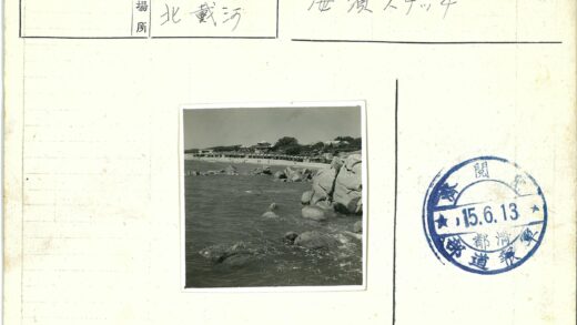 海滨岩石沙滩小屋风景.jpg