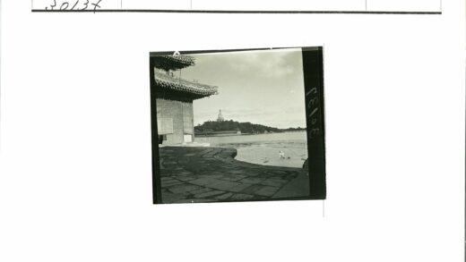 海滨建筑与远山宝塔景色.jpg