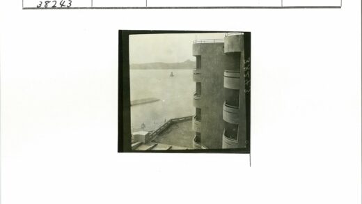 海滨弧形阳台远眺帆船山景.jpg