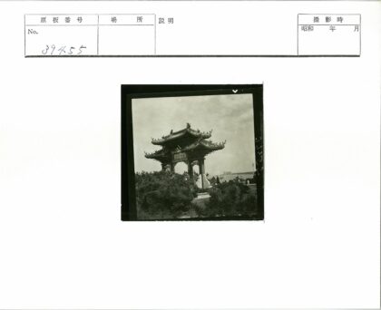 海滨拱门与远建筑景观.jpg