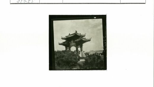 海滨拱门与远建筑景观.jpg