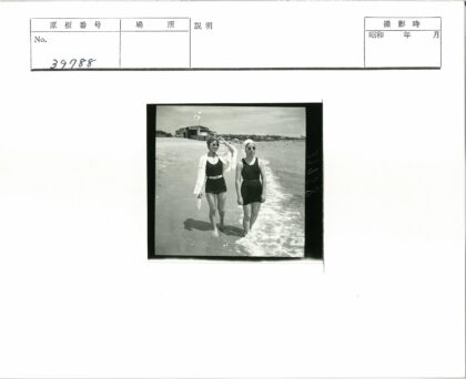 海滨泳装漫步建筑背景.jpg